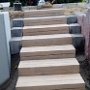 Steintreppe mit Holzcharakter